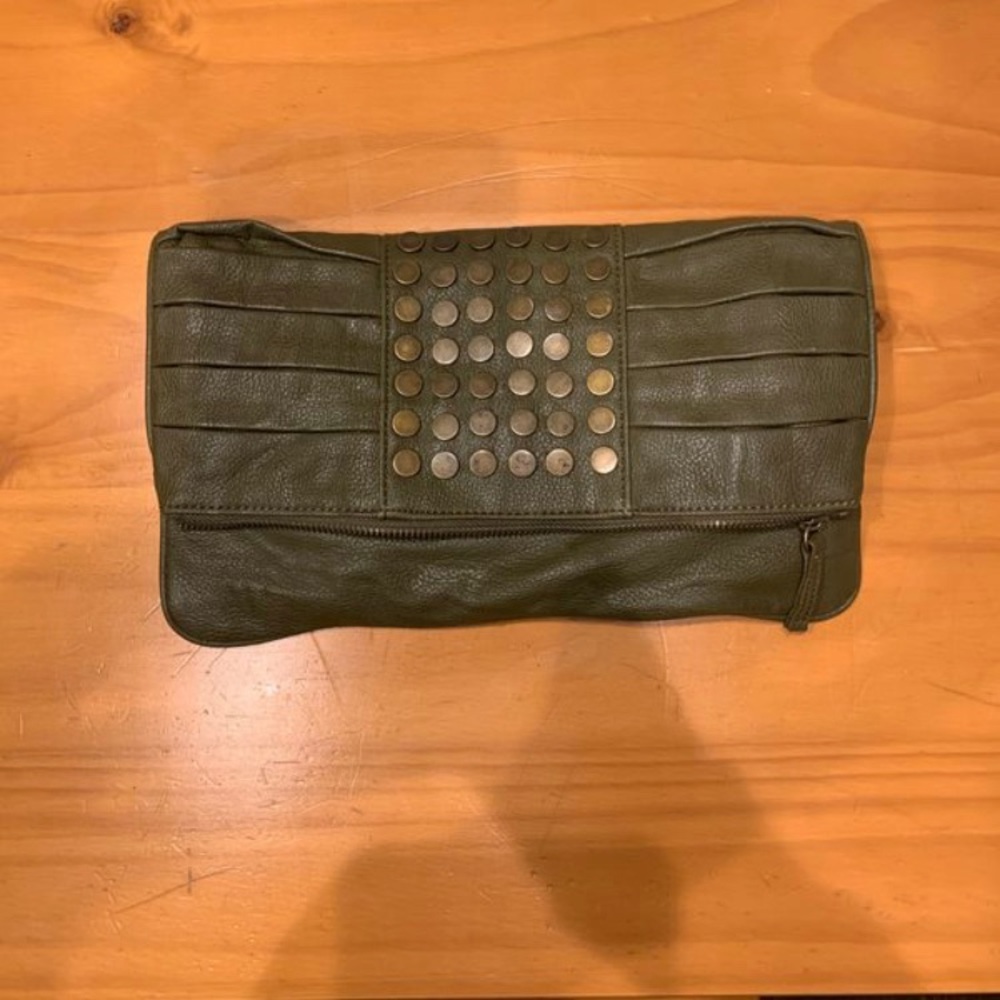 Aldo clutch
